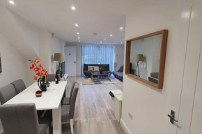 Daisy Lodge - Spacious Two Bed Flat - Parking, Netflix, WIFI - Close to Blenheim Palace & Oxford - F1